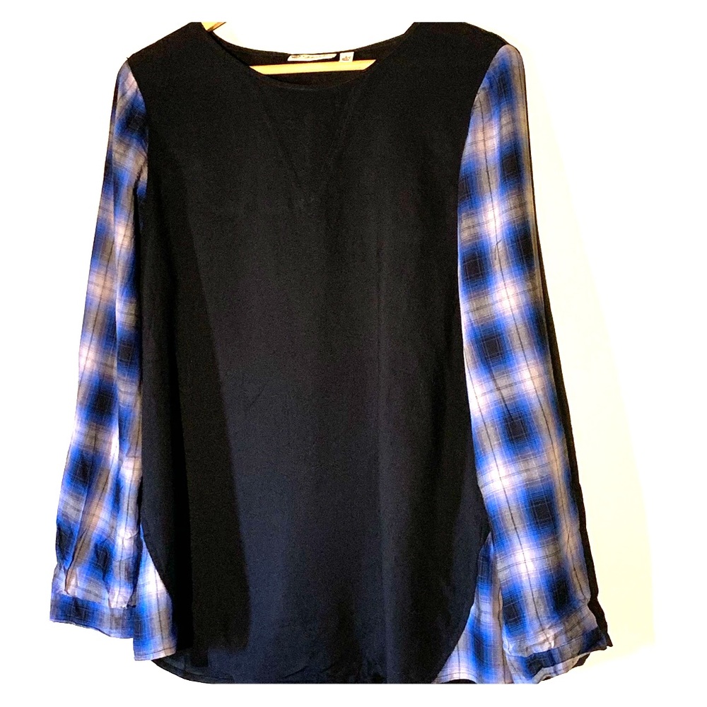 ✨Versona ✨blue 💙plaid sleeved black top